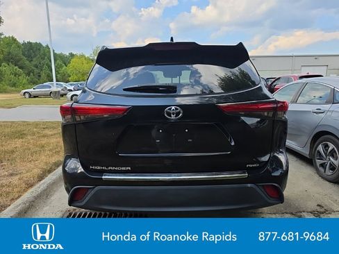 Used 2021 Toyota Highlander L AWD/4WD image 4