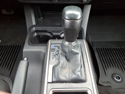 Used 2021 Toyota Tacoma TRD Sport w/ Technology Package image 16