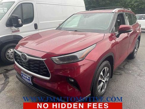 Used 2021 Toyota Highlander XLE AWD/4WD image 1