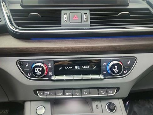 Used 2024 Audi Q5 e Prestige w/ Prestige Package image 54