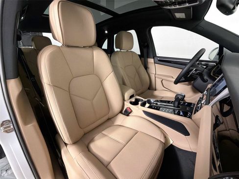 Certified 2026 Porsche Macan AWD/4WD image 28