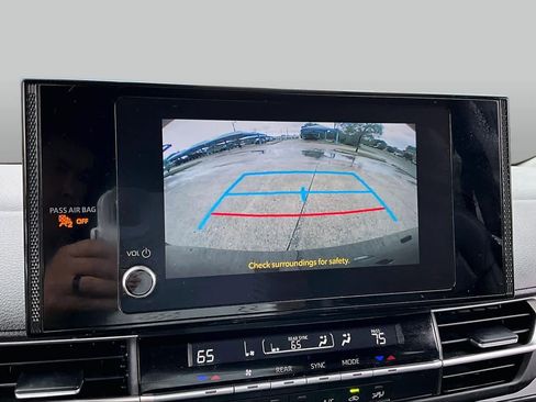 Used 2025 Toyota Sienna LE FWD image 27