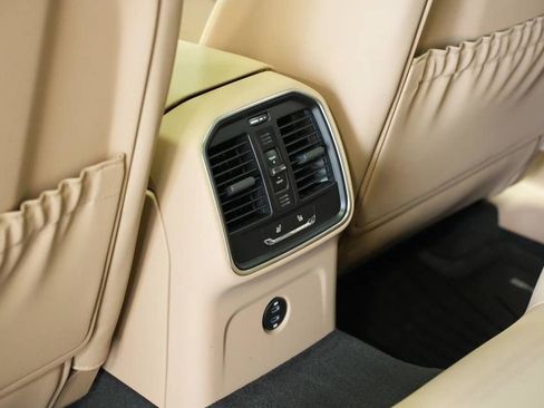 Certified 2025 Porsche Macan AWD/4WD image 26