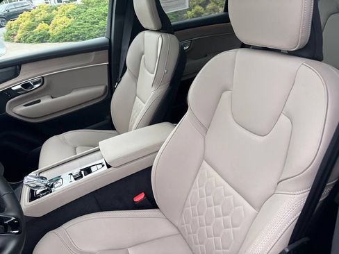 Certified 2025 Volvo XC90 B6 Plus AWD/4WD image 17