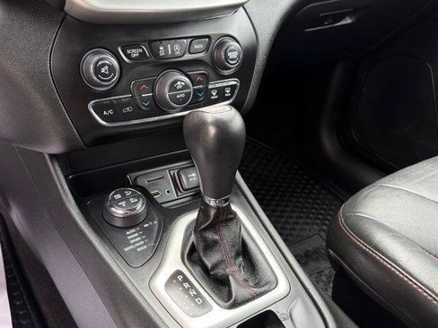 Used 2015 Jeep Cherokee Trailhawk w/ Leather Interior Group AWD/4WD image 20