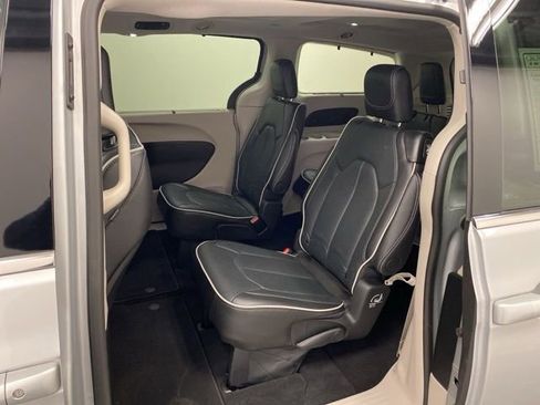 Used 2024 Chrysler Pacifica Limited image 24