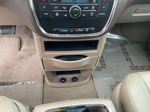 Used 2016 Chrysler Town & Country Touring w/ Driver Convenience Group image 23