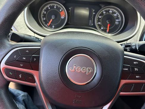 Used 2019 Jeep Cherokee Latitude w/ Popular Appearance Group FWD image 10