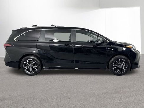 Used 2025 Toyota Sienna Platinum image 38