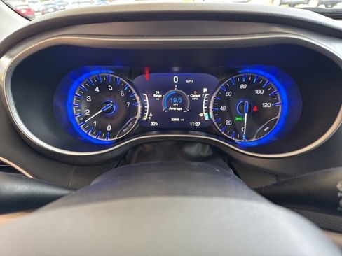 Used 2024 Chrysler Pacifica Touring-L image 18