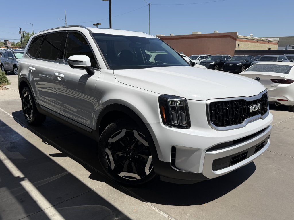 Used 2025 Kia Telluride EX w/ EX Captain's Chair Package FWD image 6