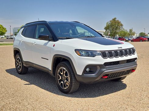 Used 2025 Jeep Compass Trailhawk AWD/4WD image 7