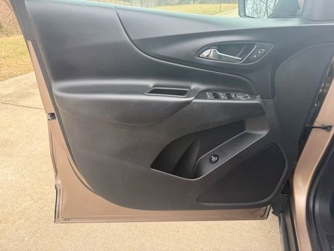 Used 2019 Chevrolet Equinox LT w/ Driver Convenience Package image 26