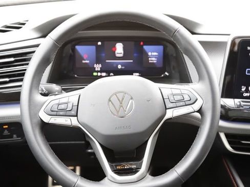 Used 2025 Volkswagen Atlas Peak Edition SE AWD/4WD image 21