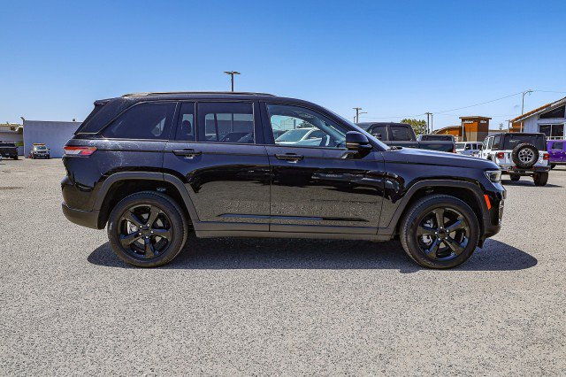 Used 2023 Jeep Grand Cherokee Limited w/ Black Appearance Package AWD/4WD image 3