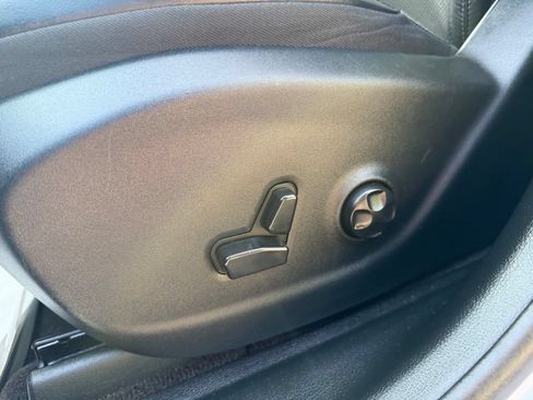 Used 2019 Jeep Cherokee Limited AWD/4WD image 13