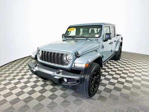 Certified 2025 Jeep Gladiator Overland AWD/4WD image 6