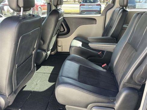 Used 2019 Dodge Grand Caravan SXT image 10