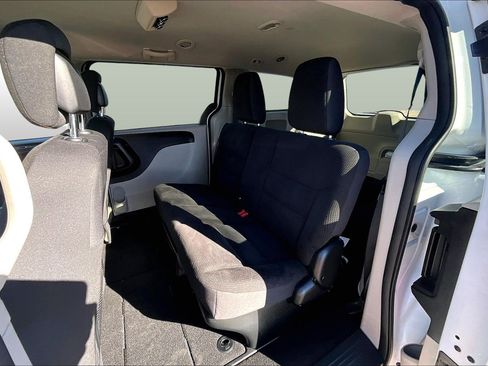 Used 2018 Dodge Grand Caravan SE w/ UConnect Hands-Free Group image 24