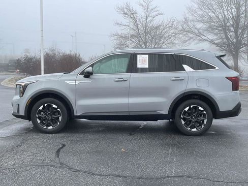 Used 2025 Kia Sorento S image 2