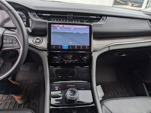 Used 2022 Jeep Grand Cherokee Limited image 11