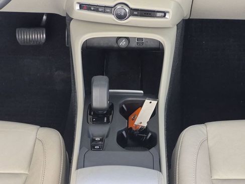 Used 2022 Volvo XC40 T5 Momentum AWD/4WD image 10