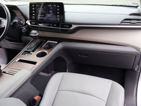 Used 2024 Toyota Sienna XLE image 32