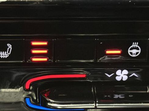 Used 2025 Jeep Grand Cherokee Limited w/ Black Appearance Package image 37