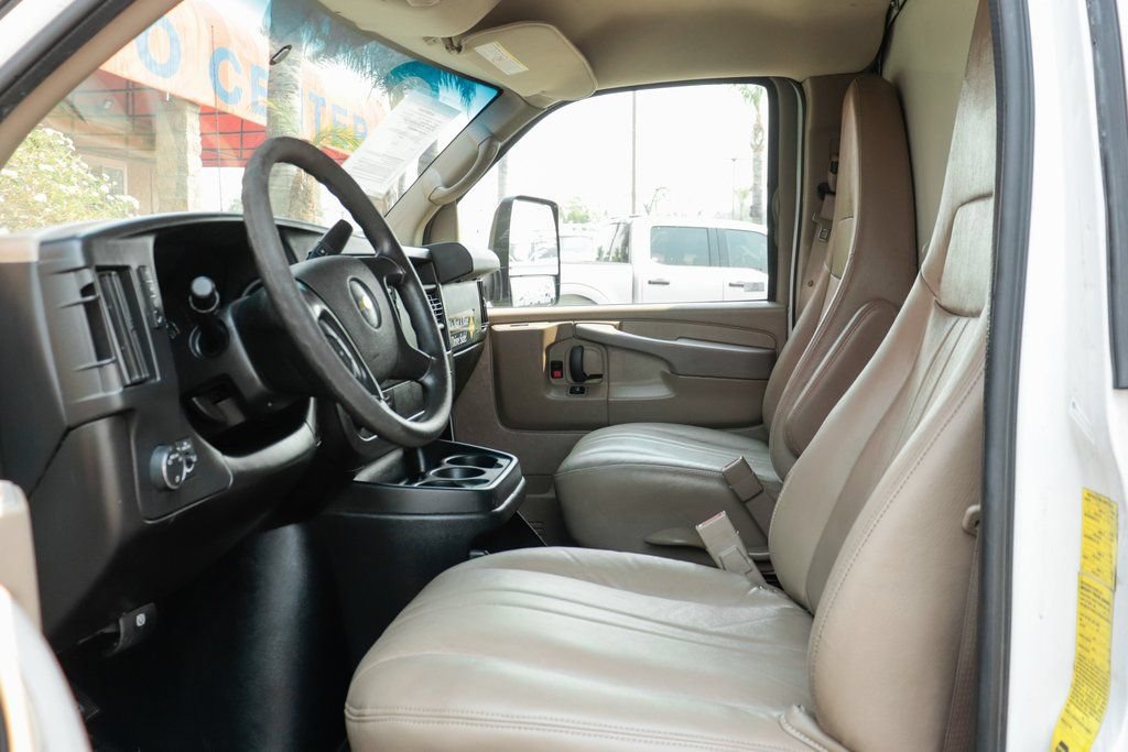 Used 2015 Chevrolet Express 4500 RWD image 24