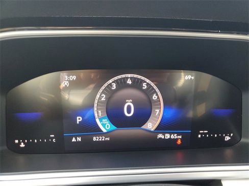 Certified 2025 Volkswagen Taos SE image 24