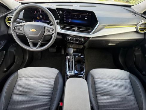 Used 2025 Chevrolet Trax LT FWD image 26