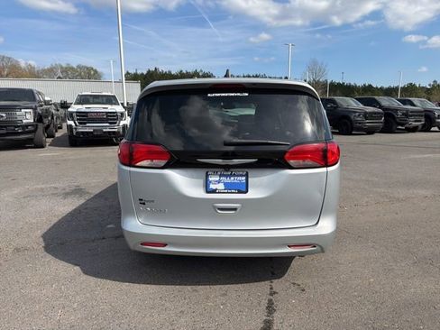Used 2022 Chrysler Voyager LX FWD image 4