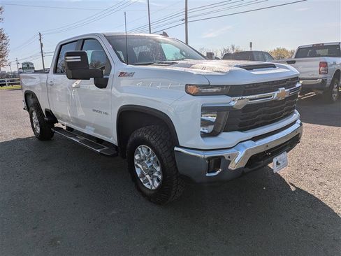 Used 2024 Chevrolet Silverado 2500 LT AWD/4WD image 9