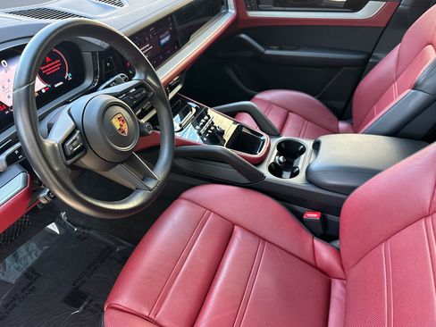 Used 2024 Porsche Cayenne AWD/4WD image 4