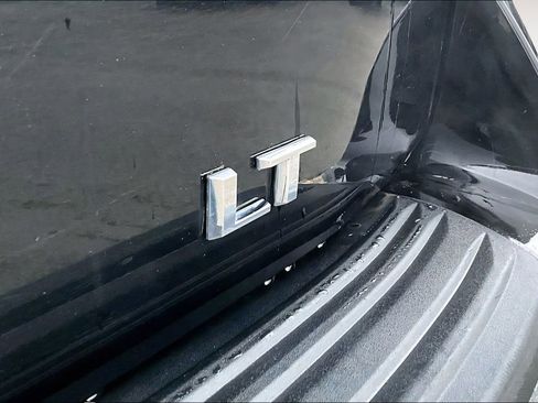 Used 2024 Chevrolet Suburban LT image 8