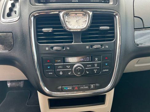 Used 2015 Chrysler Town & Country Touring-L FWD image 34