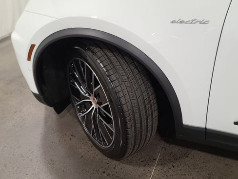 New 2026 Porsche Macan Electric image 33