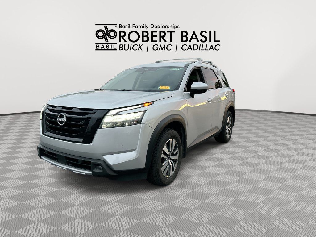 Used 2025 Nissan Pathfinder SL w/ Black Appearance Package AWD/4WD image 4