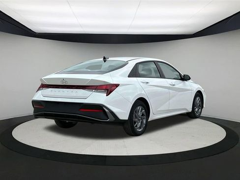 New 2024 Hyundai Elantra SEL image 7