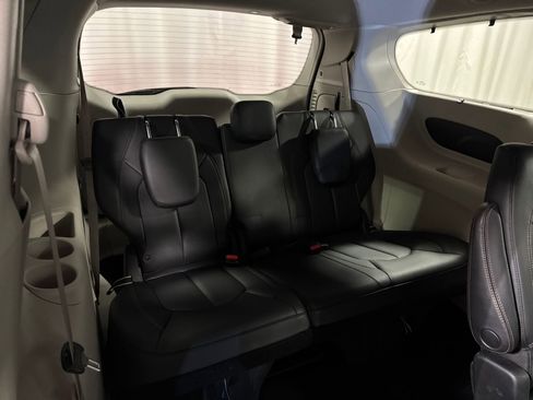 Used 2020 Chrysler Pacifica Touring-L image 14