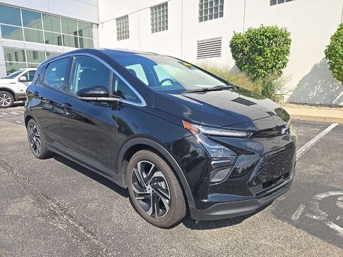 Used 2023 Chevrolet Bolt LT w/ Infotainment Package FWD image 4