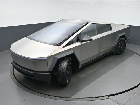 Used 2024 Tesla Cybertruck AWD Crew Cab image 32