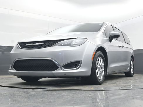 Used 2022 Chrysler Voyager LX image 27