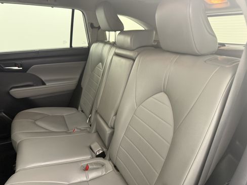 Used 2021 Toyota Highlander XLE FWD image 12