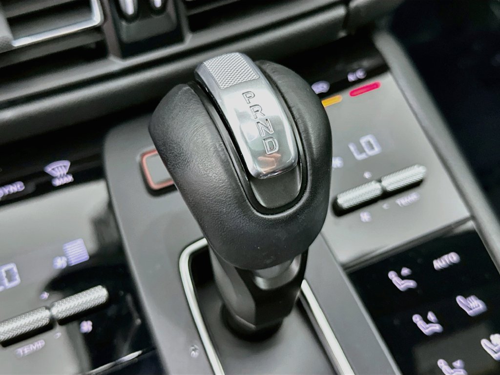 Certified 2024 Porsche Macan AWD/4WD image 19