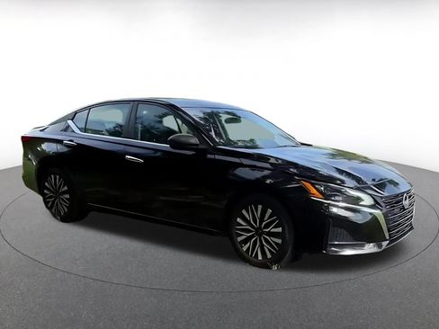 Used 2025 Nissan Altima 2.5 SV FWD image 12