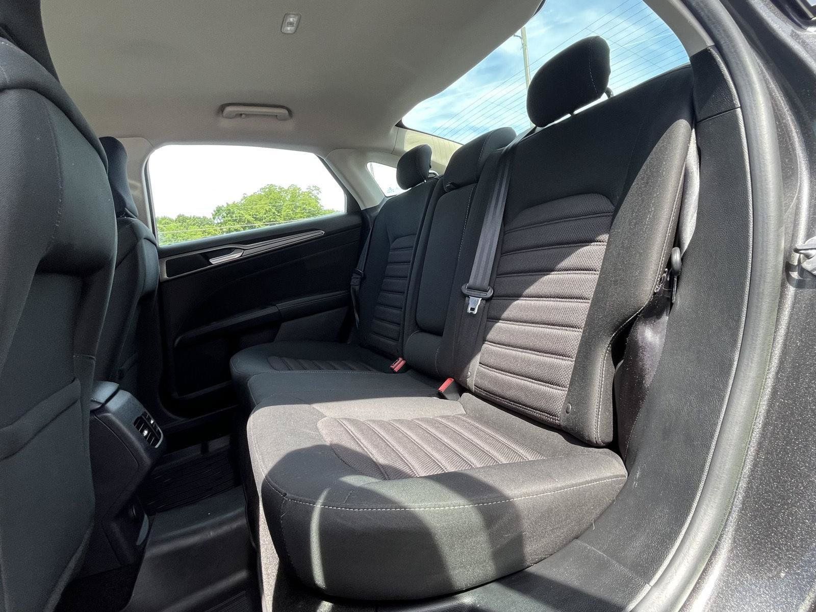Used 2018 Ford Fusion SE w/ Fusion SE Technology Package FWD image 16