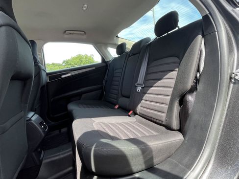 Used 2018 Ford Fusion SE w/ Fusion SE Technology Package FWD image 16
