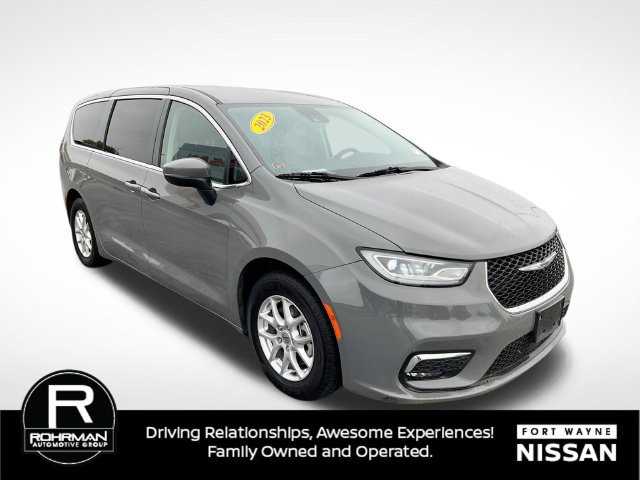 Used 2023 Chrysler Pacifica Touring-L FWD image 5