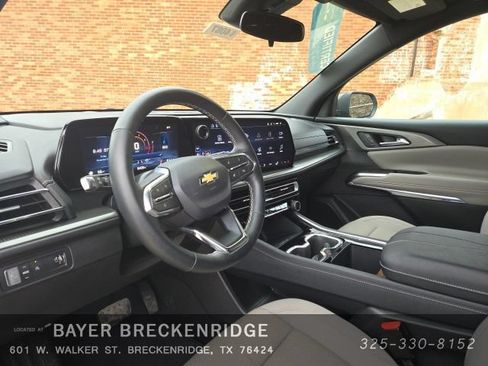 Used 2025 Chevrolet Traverse LT FWD image 8